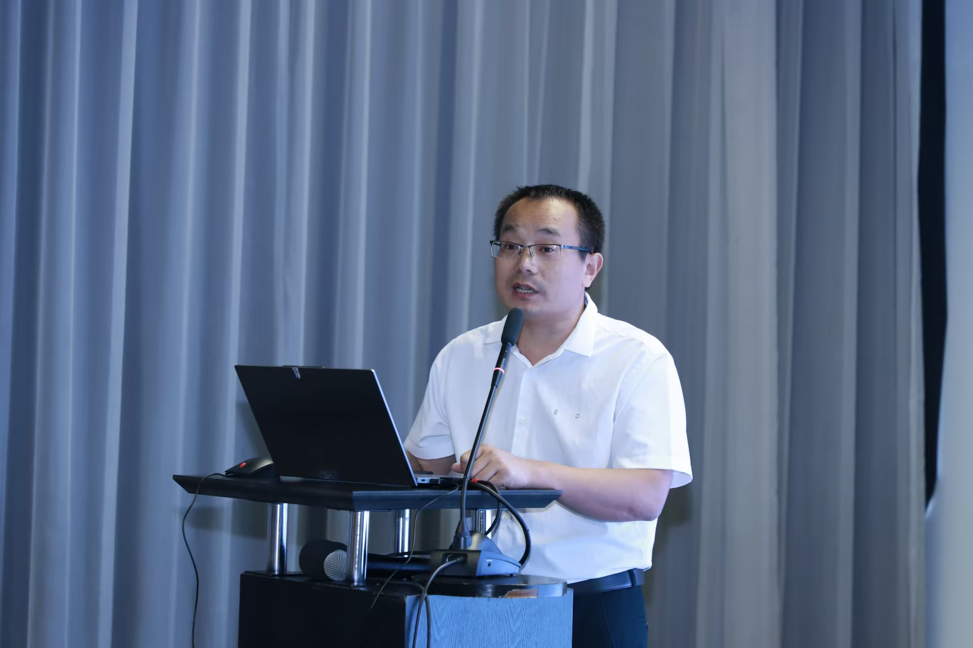 公赌船JCJC710出席2024汽车焊装智能工厂技术研讨会并发表主题演讲