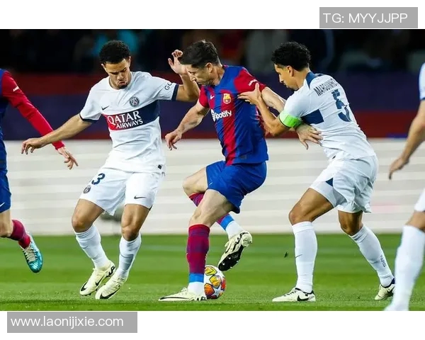 足球欧冠联赛进入淘汰赛阶段，巴黎圣日耳曼首回合3-1逆转曼联